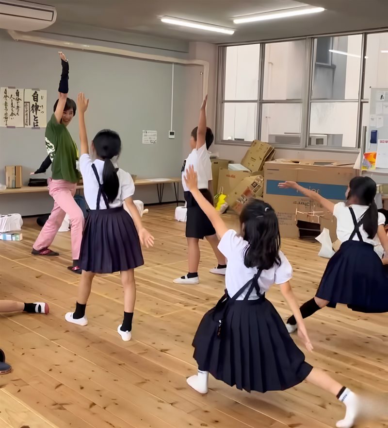 学童でこどもヨーガを楽しむ子どもたち