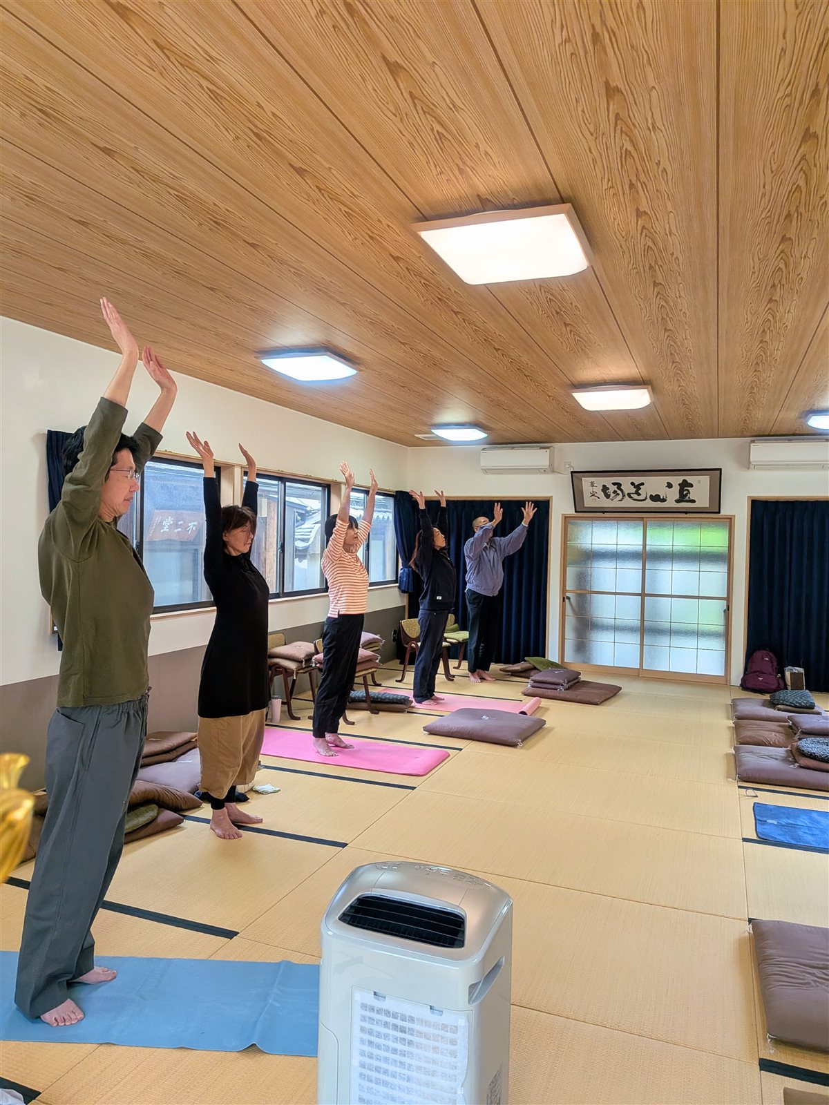 法泉寺 座禅堂での寺ヨガの様子