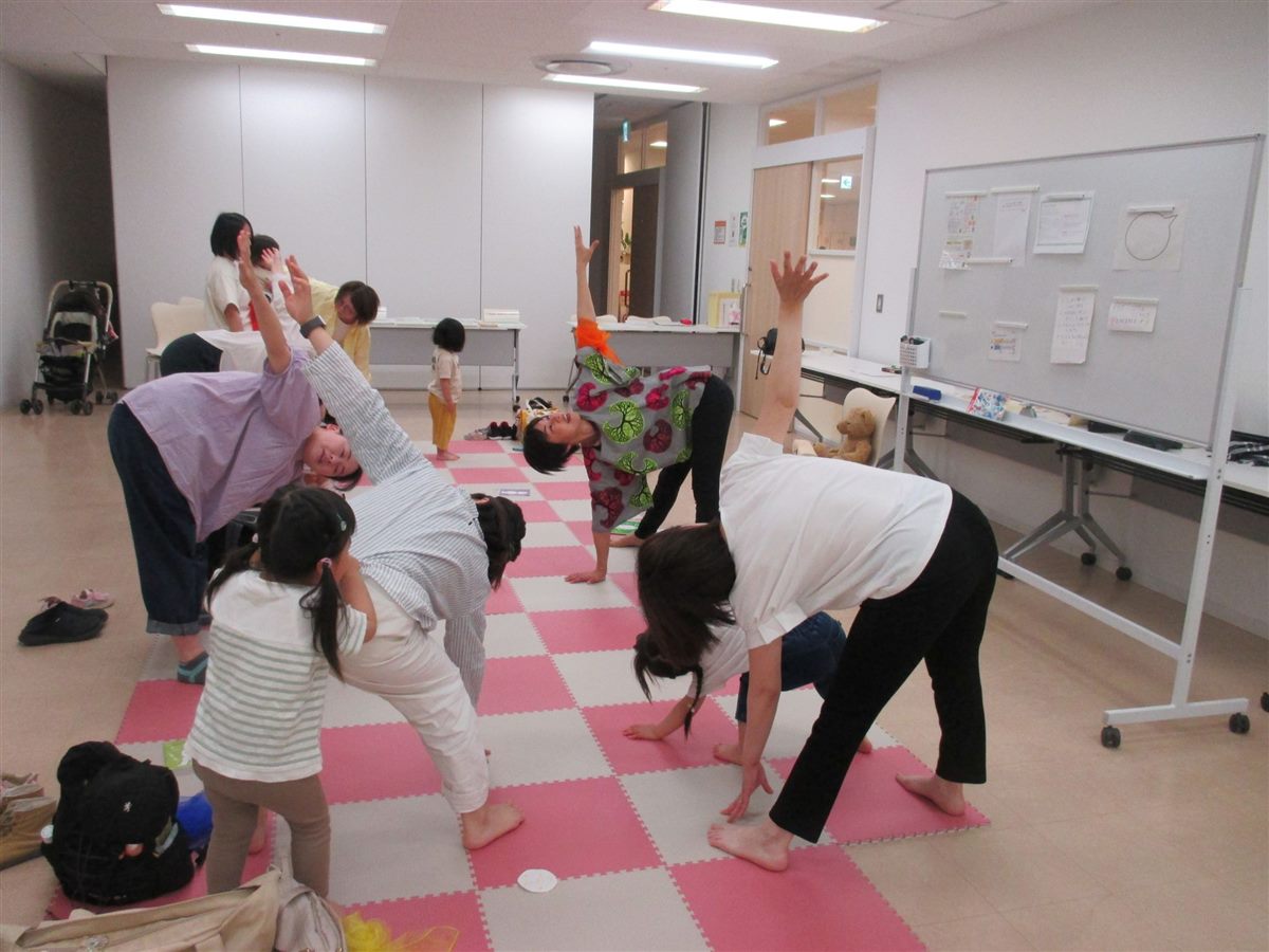 親子で取り組むヨーガの様子